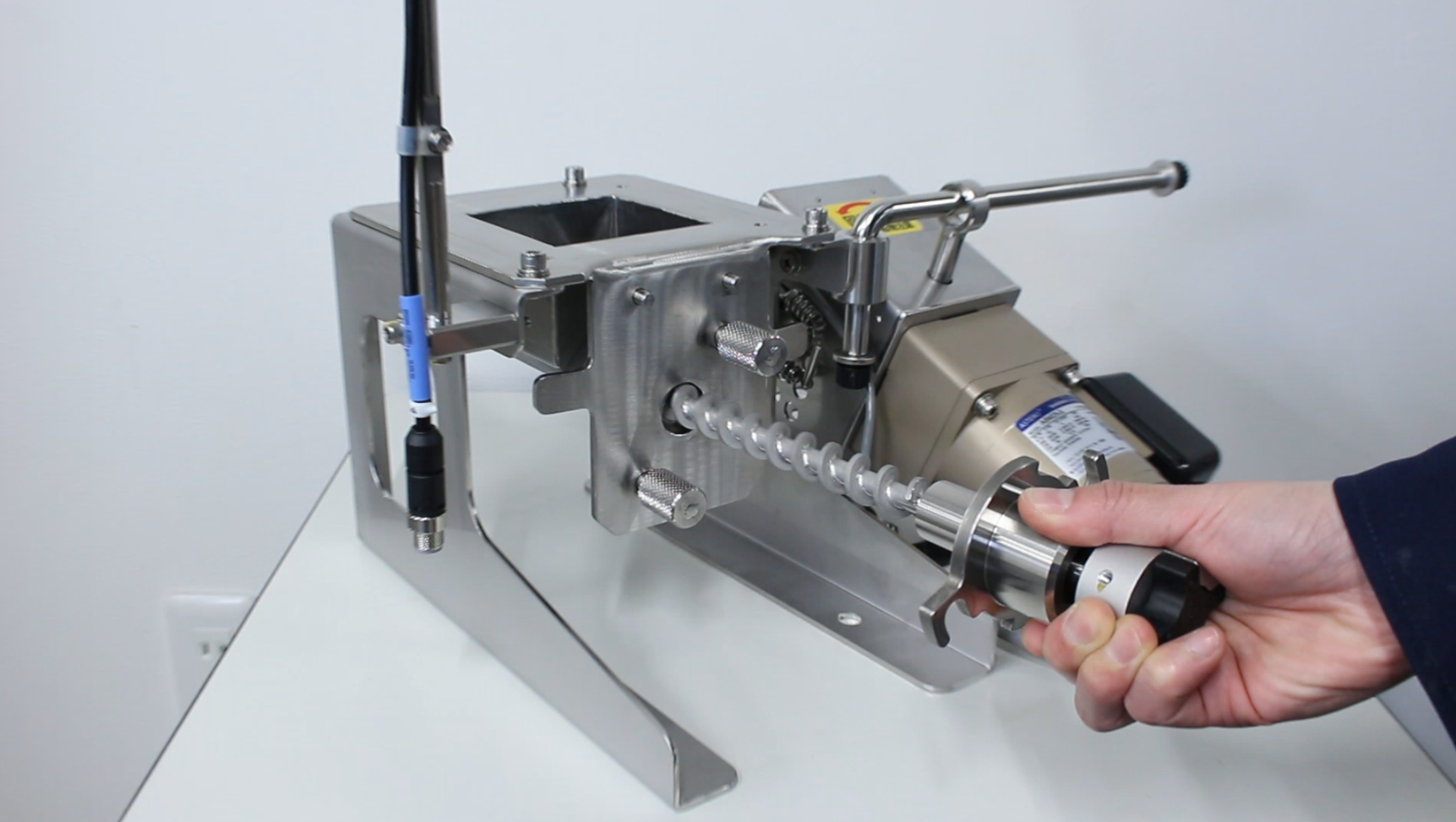 Skill-free maintenance screw feeder designed for non-experts